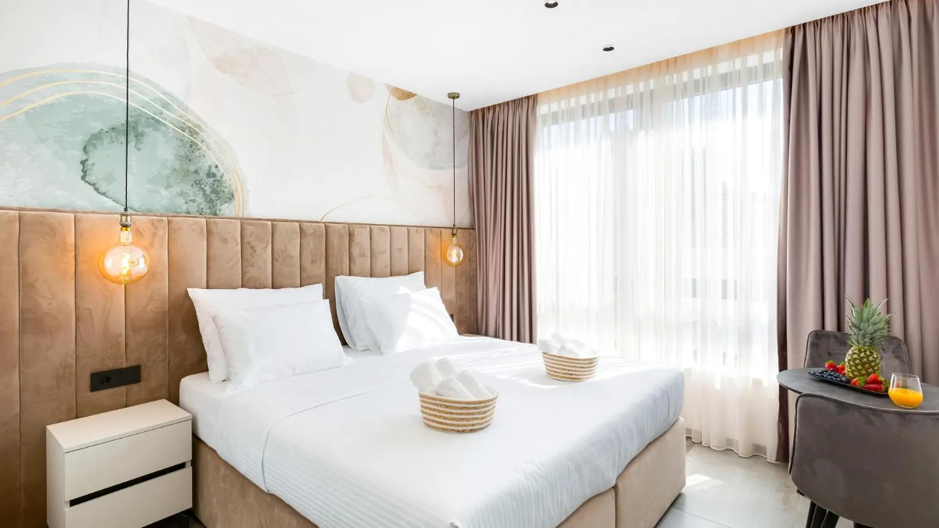 Fly Room - S8 - Mpolo Medulin